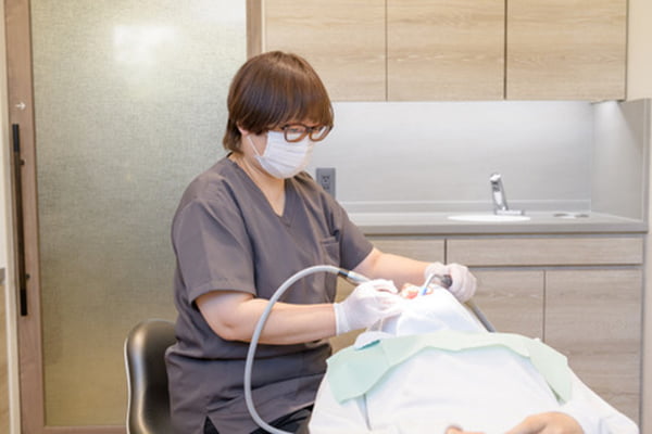 歯科衛生士による歯のクリーニンング